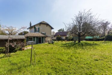 En exclusivité - Charmante propriété familiale avec dépendance, dans un écrin de verdure à Mies