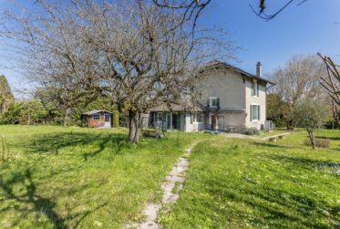 En exclusivité - Charmante propriété familiale avec dépendance, dans un écrin de verdure à Mies