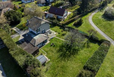 En exclusivité - Charmante propriété familiale avec dépendance, dans un écrin de verdure à Mies